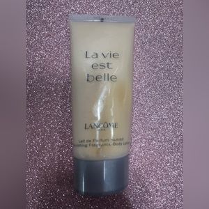 La Vie est Belle shimmer body lotion
2 oz
Never used